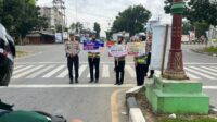 Polwan Cantik di Sat Lantas Polres Kuansing Cooling System Pemilu 2024 di Traffic Light
