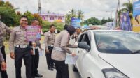 Sat Lantas Polres Rohil Bagikan Brosur Ayo Memilih ke Pengendara di Ujung Tanjung