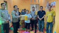 Kapolres Landak Serahkan Bansos kepada Keluarga Anggota KPPS yang Meninggal Dunia