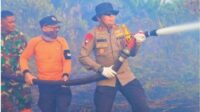 Usai Banjir Tiba Karhutla, Lihatlah Kapolres Pelalawan Berjibaku Padamkan Api