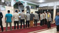 Sampaikan Pesan Kamtibmas, Sat Binmas Polres Rohil Shalat Magrib Berjama’ah Keliling