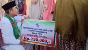 Giat Safari Ramadhan 1445 H Bupati Pelalawan Ajak Masyarakat Masyarakat Kerumutan Peduli Anak Yatim