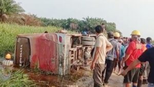 Bus Sekolah PT Adei Plantation dan Industry Mengalami Laka Tunggal