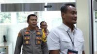 Personel Kepolisian Siaga Jaga Keamanan Gedung MK Jelang Sidang PHPU Presiden