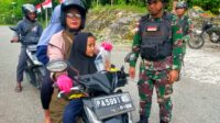 Ciptakan Toleransi di Perbatasan Papua, Satgas Yonif 122/TS Bagikan Takjil ke Masyarakat Pelintas Jalan