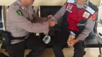 Jaga Kesehatan Personel, Kasatgas Banops Ketupat LK 2024 Polres Rohil Gelar Cek Tensi dan Beri Vitamin 