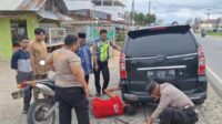 Mobil Pemudik Pecah Ban, Personel Pos Yan Pangkalan Kasai Turun Tangan