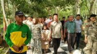 Rayakan Lebaran Idul Fitri, Bupati Rohil Bersama Keluarga Kunjungi Hutan Kota Bangasiapiapi