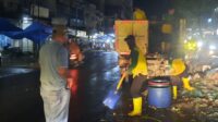 Malam – malam, Kadis DLH Rohil Langsung Pimpin Pembersihan Sampah di Bagan Batu