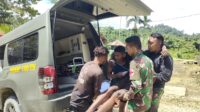 Gerak Cepat, Satgas Yonif 122/TS Berikan Pertolongan Pertama ke Warga yang Mengalami Pendarahan