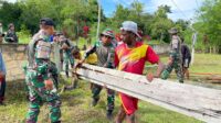 Satgas Yonif 122/TS Renovasi Gapura Gereja St.Fransiskus Kalimo Perbatasan Papua