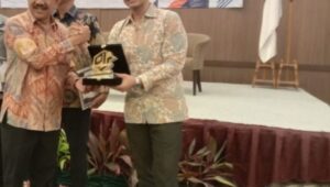 Stafsus Kemenkominfo Prof. DR.Widodo Muktio Serahkan PJS Award 2024 ke PT Musim Mas