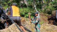 Pos Nilulat Satgas Yonkav 6/Naga Karimata Bantu Pembangunan Rumah Adat Bersama Masyarakat