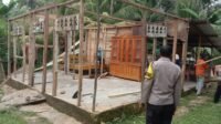 Polsek Kuantan Hilir Pugar Rumah Warga Binaan Dalam Rangka HUT Bhayangkara ke-78