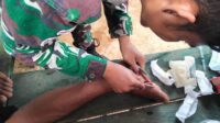 Cepat Tanggap Takes Satgas Yonif 122/TS dalam Bantu Warga yang Alami Luka Saat Bekerja