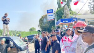 Pihak PMKS II PT SLS Tidak Gubris Masa Aksi Unjuk Rasa,Pendemo Bakar Ban Bekas dan Blokade Pintu Gerbang Pabrik