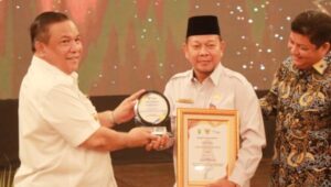 Gubernur Riau Serahkan Penghargaan Paritrana Awards 2024 ke Bupati Pelalawan