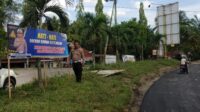 Satgas Kamseltibcar Satlantas Polres Rohil Pasang Spanduk Himbauan Keselamatan ke Pengendara