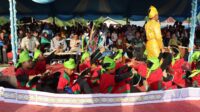 Bupati Inhu Rezita Meylani Yopi Secara Resmi Buka Festival Pacu Sampan Desa Danau Baru 