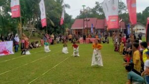 FIF Group Cabang Rengat Bersama Masyarakat Desa Kampung Pulau, Meriahkan HUT Ke – 79 RI