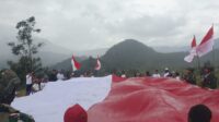 Kirab dan Pengibaran Bendera Merah Putih Raksasa Bukti Kedaulatan NKRI di Distrik Sinak