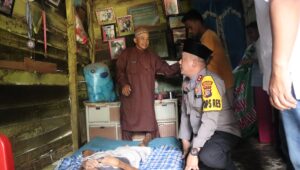 Terus Cooling System Masyarakat Jelang Pilkada, Kapolres Rohil Kunjungi Warga Sakit Menahun 