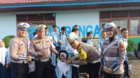Satlantas Polres Inhu Bagikan Helm Gratis dan Sosialiasi Lomba Konten Video Riau Adalah Kita