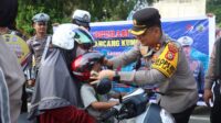 Kampanye Keselamatan dan Partisipasi Pemilih , Kapolres Inhu Bagi-Bagi Helm Gratis