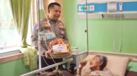 Kasat Lantas Jenguk Nenek Zaimah di RS Madani, Berikan Bantuan dan Perhatian