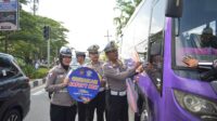 Update Ops Keselamatan LK 2025, Satlantas Polresta Pekanbaru Bagikan Stiker Himbauan 