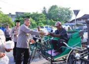 Indahnya Ramadhan, Kapolres Rohil AKBP Isa Imam Syahroni Bagikan Takjil kepada Masyarakat Bagan Siapi-api