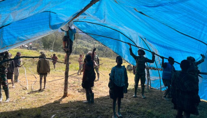 Tenda Kasih di Tanah Eronggobak: Satgas TNI Jadi Pelindung di Tengah Ketakutan