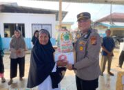 Warga Kurang Mampu Sumringah Terima Bansos dari Polsek Bangko Dalam Rangka HUT Bhayangkara ke 79