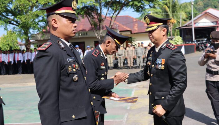HUT Bhayangkara ke-79, Belasan Personel Polres Flotim Terima Penghargaan Penanganan Erupsi 