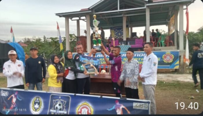 Kadisparpora Merangin Serahkan Tropi Turnamen Sepak Bola Karang Taruna Pinang Serumpun, Ulak Makam, kepada Pemenang I