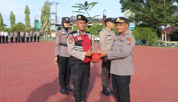 Peduli Lingkungan, Polres Rohil Hadiahkan Bibit Pohon ke Personel Ulang Tahun