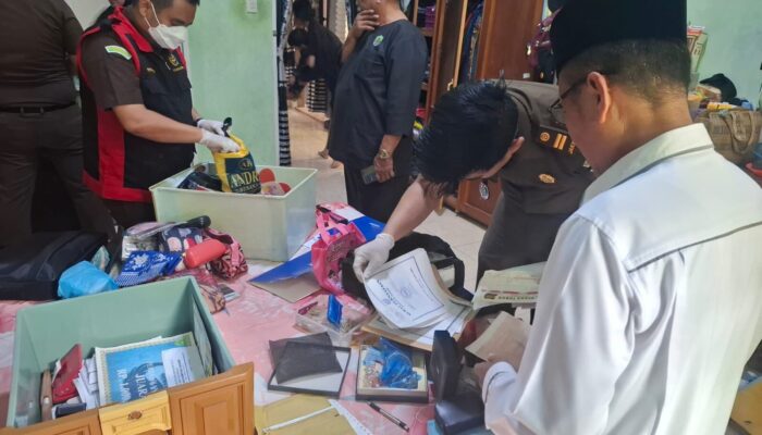 Penyidik Pidsus Kejari Inhu, Geledah Rumah Dirut BPR Indra Arta