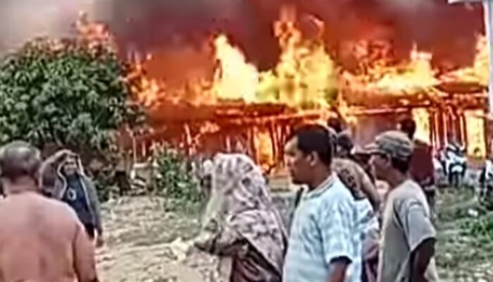 Breaking news, Si Jago Merah Lalap Puluhan Kios di Desa Kuala Sumundam