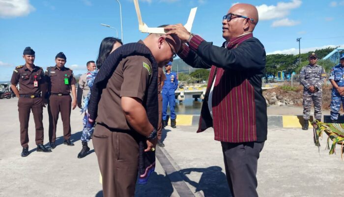 Kajari Arie Wijaya Tiba di Lembata, Bupati dan Forkopimda Gelar Penyambutan di Pelabuhan Lewoleba