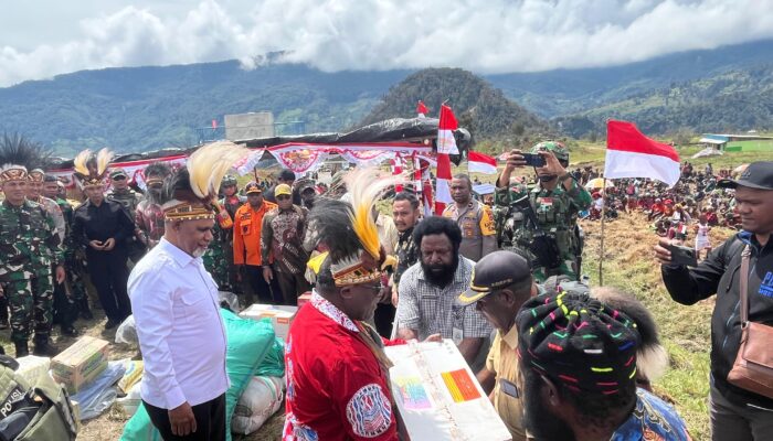 Gubernur Papua Tengah Kunjungi Distrik Sinak, Bawa Bantuan dan Harapan bagi Pengungsi