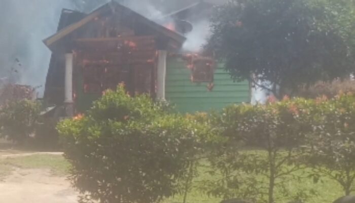 breaking news, 1 Unit Rumah Semi Permanen Di desa Pesaguan Kecamatan Pangkalan Lesung Dilalap Si Jago Merah