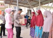 Gelar Program Polres Rohil dan Bhayangkari Peduli Dhuafa di Rimba Melintang, Kapolres Rohil Berikan Sembako