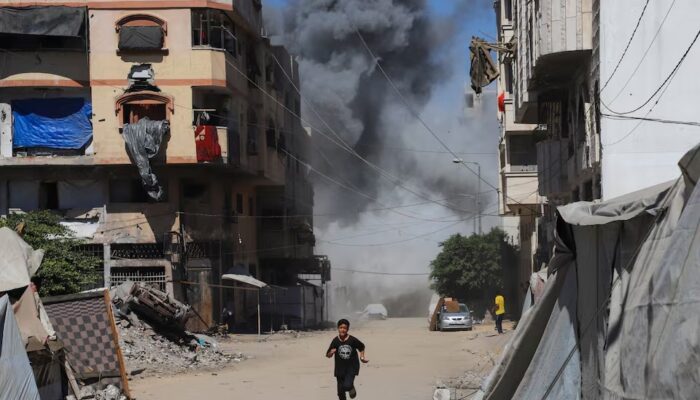 Israel mengintensifkan serangan kota Gaza karena banyak penduduk menolak evakuasi