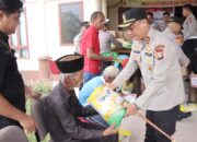 Pererat Silaturahmi dengan Masyarakat, Kapolres Rohil Beri Sembako ke Duafa Bangko Pusako 