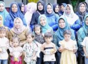 Ketua TP. PKK Inhu Suci Serahkan Bibit Cabe Sekaligus Panen Bersama di Kampung Dagang 