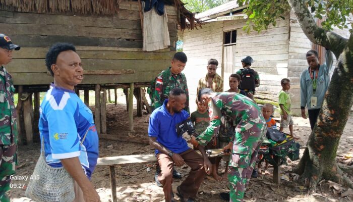 ‎Satgas Kewilayahan Yonif 123/RJW Pos Wonggi, Laksanakan Yankes Door to Door di Kampung Wonggi