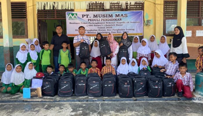 Dukung Dunia Pendidikan Daerah, PT Musim Mas Bagikan 480 Paket Sekolah di 16 SD Pelalawan