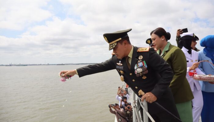Momentum Hari Pahlawan, Pangdam XIX/TT Tabur Bunga di Laut Dumai Sebagai Wujud Penghormatan