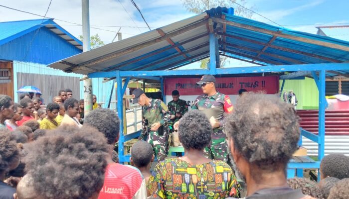 Minggu Berkah,Pos Satgas Yonif 123/Rajawali Fayit Bagikan Nasi Bungkus Gratis