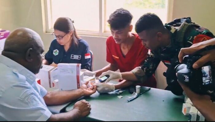 Satgas Pamtas Kewilayahan RI-PNG Yonif 763/SBA Berkolaborasi dengan Puskesmas Tambrauw Laksanakan Yankes Gratis di Wilayah Penugasan